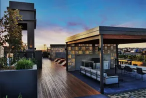 Swanky 2 bed apt with parking - easy city access - Image 4