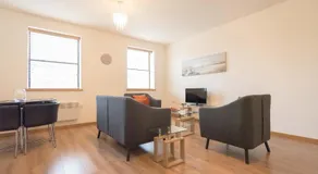 The Quadrant Apartments - Free Parking - Near M4 J16 - By Hamilton Grace - Image 4
