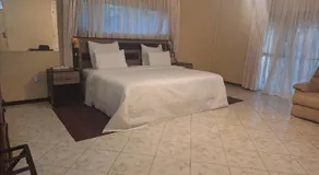 Ashley's 6 Bedroomed Guest House - Image 2