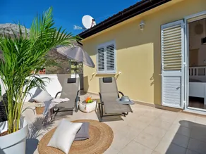 Villa in Zrnovnica with Heated Saltwater Pool - Image 3
