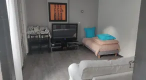 appartement individuelle refais a neuf,ds maison de maître,6 couchages dont un lit kingsize,cuisine avec lave vaisselle,rue privative pour se garer, accessibilité au jardin - Image 2