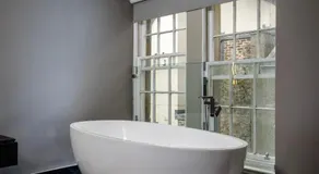 Boutique 2BR On Royal Mile - Freestanding Bathtub - Image 3
