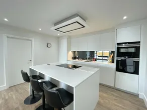Luxury 2 Bedroom Apt with Parking - Image 3