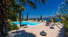 Appartement de vacances entièrement équipé avec terrasse, piscine et jacuzzi | Vue sur l'eau - Image 2