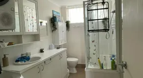 Great location - 5 minutes to the beach and shops - Image 2
