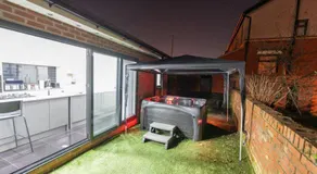 Group-Friendly Home near Manchester with Hot Tub and Private Cinema Room - Image 4