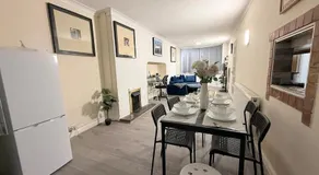 New 3bed Netflix Sleeps6 Family Contractors - Image 3