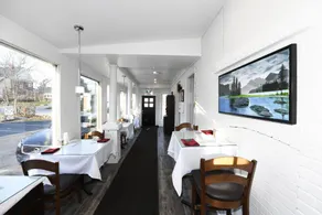 Serene Niagara Inn - Image 2