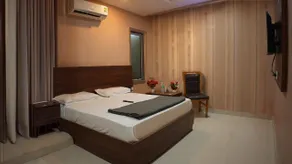 Hotel Neelam Bar & Restaurant - Image 1