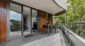 Peaceful 2 bedroom unit with Free parking - Image 5