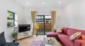Cozy One-Bedroom Retreat in Morden SM4, London - Image 5
