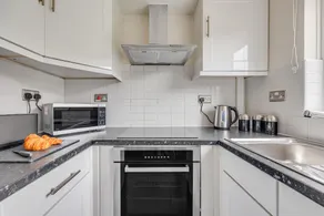 Immaculate Two Bedroom House with Parking - Image 3