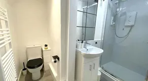 Modern studio apartment; 10min walk to town & quay - Image 5
