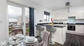 Spacious Luxurious Serviced Accommodation 4 - Image 4