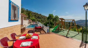 Beautiful Home in Sayalonga With Wifi and 6 Bedrooms - Image 4