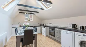 Redhill Hideaway Stylish Spacious Apartment - Image 4