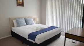 Cosy Urban Stay - Image 2
