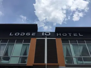 Lodge 10 Hotel - Image 5
