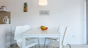 Exquisito apartamento con jardín, terraza y piscina climatizada | Vistas al agua - Image 3