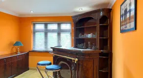 Luxury Canterbury Holiday Home Sleeps Ten Wifi - Image 3