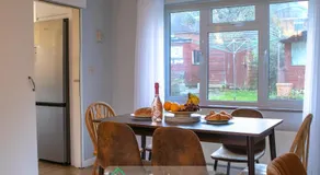 Four Bedroom Spacious House By Dreamy Homes Short Lets And Serviced Accommodation with Free Parking Near Salisbury City Centre - Image 3