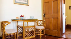 Bleiben Sie bei Lucky Savannah: Bird Baldwin House mit eigenem Parkplatz und Kingsize-Bett - Image 5