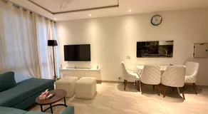 Luxury 1BR Suite at Zameen Aurum Gulberg - Image 2