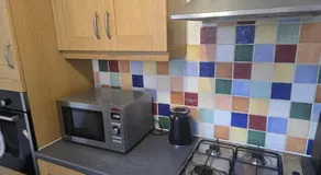 Cosy 2-Bed House - Sleeps 5 Garden & Pet-Friendly - Image 4