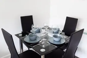 Bowman Gardens Modern 2 bedroom Large Contractor apartment up to 6 people Free Parking by Dream Key - Image 1