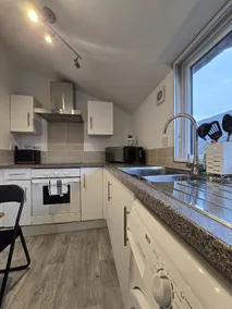 Canalside 1bed flat. - Image 3