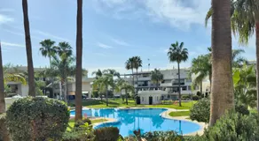 Apartamento con enorme terraza en complejo con piscina en Nueva Andalucía - Lorcrimar - Image 2