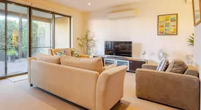 Two Story, Torquay Holiday Home with Large Balcony - Image 3