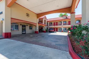 Scottish Inns & Suites IAH Airport-Beltway 8 - Image 4