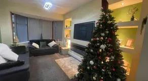 House Sleeps 9 with Garden and Parking - Image 2