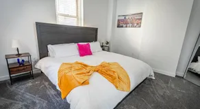 Cozy 2BR in Prime Strip District - Image 2