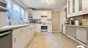 5 Bed Long & Short stay property with Wifi &parking sleeps 10 - Image 3