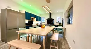 Massive New 8 bedroom House Sleeps up to 21 - Accepts Groups - Great Location - FREE Parking - Fast WiFi - Smart TVs - sleeps up to 21 people - Close to Bournemouth & Poole Town Centre & Sandbanks - Image 4