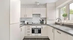 Ashford Home off M20 with 2x Private Parking - Long Stays - Image 3