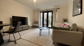 Bracknell - 1 Bedroom House - Parking - Image 2