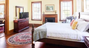 Bleiben Sie bei Lucky Savannah: Bird Baldwin House mit eigenem Parkplatz und Kingsize-Bett - Image 2