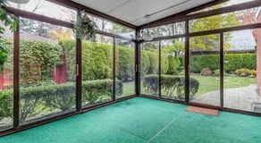 Cheerful 4 bedroom bungalow with indoor fireplace - Image 3