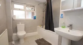 Double Room - Central Dartford - Free Parking - Image 2