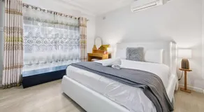 Spacious 4BR House for 10 Guests Free Parking Near Olympic Park - Image 2