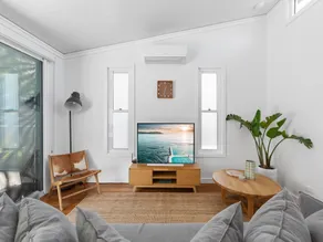 Relaxing 2-Bed Home Close to Beaches and Parks - Image 4