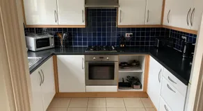 Entire Family Entertainment Holiday Home - 3 x Floors - Free Parking - Games Room - Private Garden - Workspace and Wifi 112mb - Self Check-in - Image 2