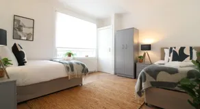 Signature - Oak House - Image 2