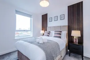 2-Bed Modern Salford Apartment - Near City Centre - Image 2