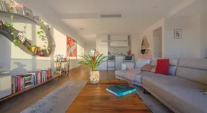 Luxury Parkside Stay with City and Bay Views - Image 4