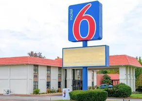 Days Inn & Suites Palestine - Image 4