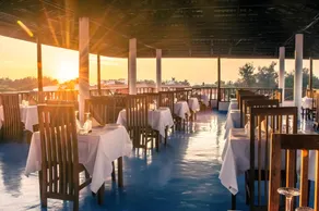 Golden Hotel - Image 4